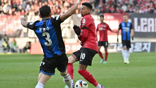 A K-League match between FC Seoul (R), and Incheon United FC (L). (AFP)