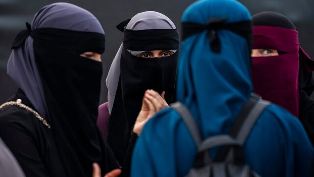  Parliament passes bill to ban face coverings (AP Image)