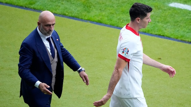 Probierz (L) resigned amidst heated opposition from Lewandowski (R) for removing him from captaincy. (AP Photo/Petr Josek)