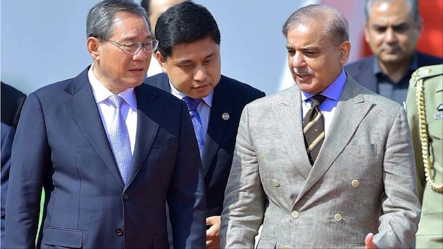 China's Premier Li Qiang, left, walks Pakistan's Prime Minister Shehbaz Sharif (File photo/AP)