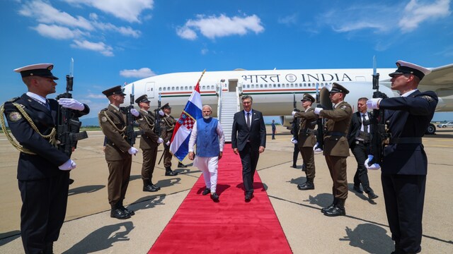 In a special gesture, Croatian Prime Minister Andrej Plenković received PM Modi at the airport. (X)