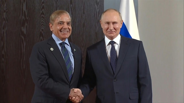 Pakistan PM Shehbaz Sharif and Russian President Vladimir Putin. (File)