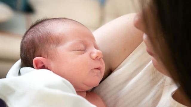 A student midwife responded finally and found no heartbeat, after which Abby was moved to the delivery suite, where a scan confirmed her daughter had died, forcing her to deliver a stillborn baby. (News18)
