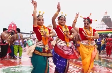 Artists also performed traditional Odissi dance in front of the majestic Chariot to mark the festival. (Image: X/Screengrab) Artists also performed traditional Odissi dance in front of the majestic Chariot to mark the festival. (Image: X/Screengrab)