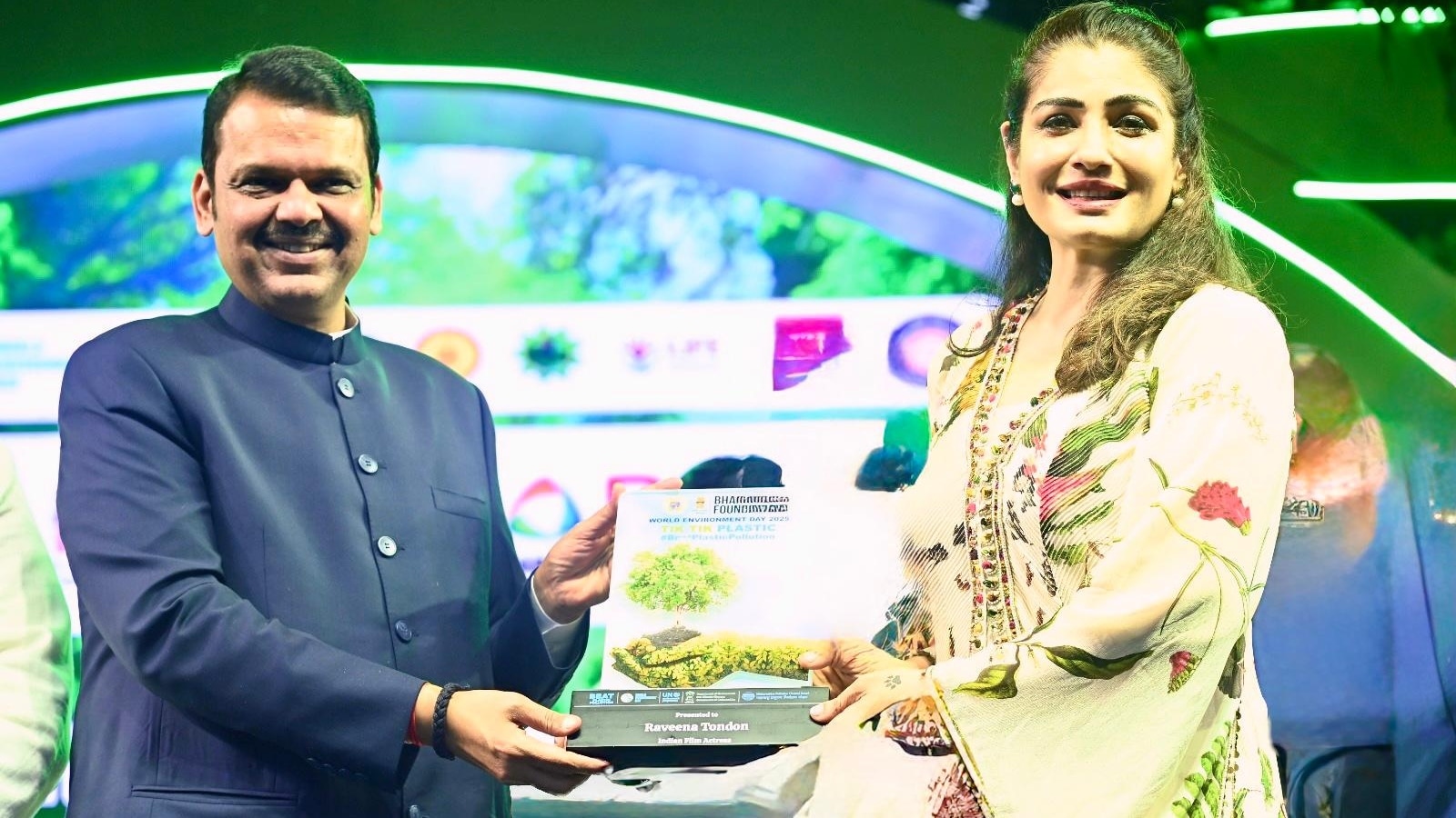 Raveena Tandon ‘Honoured’, Gets Felicitated By Devendra Fadnavis On World Environment Day Raveena Tandon ‘Honoured’, Gets Felicitated By Devendra Fadnavis On World Environment Day