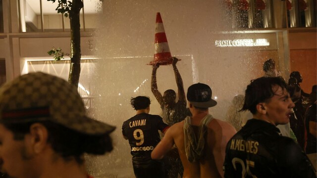 PSG supporters react after the Champions League final soccer match between Paris Saint-Germain and Inter Milan, Sunday, June 1, 2025 in Paris. (AP Photo/Thomas Padilla)


