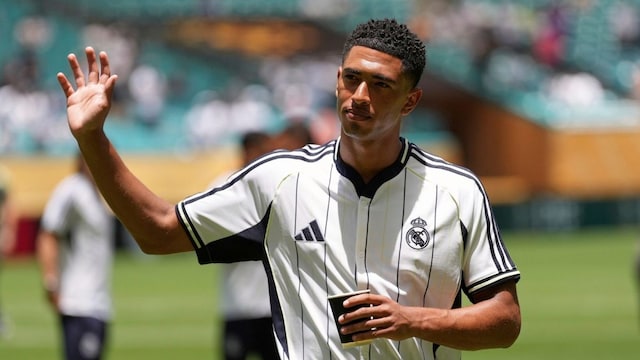 Real Madrid's Jude Bellingham waves to the crowd before the Club World Cup group H soccer match between Real Madrid and Al Hilal in Miami Gardens, Fla., Wednesday, June 18, 2025. (AP Photo/Rebecca Blackwell)


