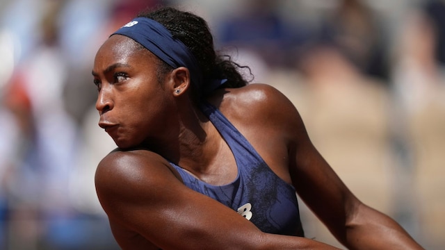 Coco Gauff of the U.S. plays a shot against Russia's Ekaterina Alexandrova during their fourth round match of the French Tennis Open at the Roland-Garros stadium in Paris, Monday, June 2, 2025. (AP Photo/Thibault Camus)


