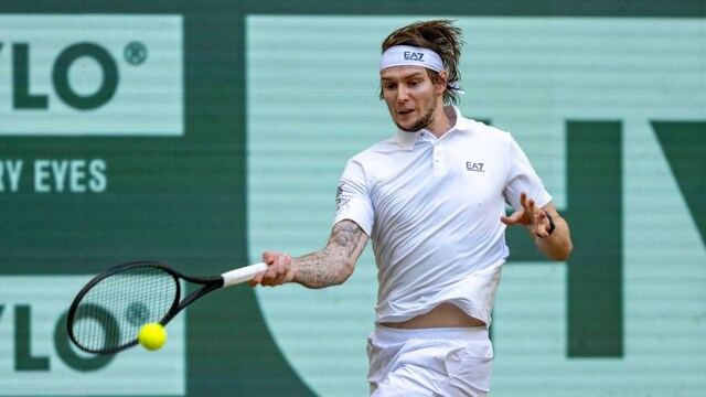 Kazakhstan's Alexander Bublik returns the ball to Russia's Karen Khachanov during their men's singles semifinal, at the Halle tennis tournament, Germany, Saturday, June 21, 2025. (David Inderlied/dpa via AP)


