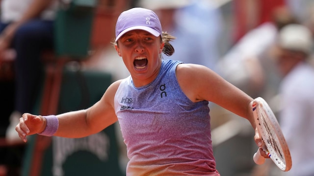 Poland's Iga Swiatek celebrates after beating Kazakhstan's Elena Rybakina during their fourth round match of the French Tennis Open, at the Roland-Garros stadium, in Paris, Sunday, June 1 2025. (AP Photo/Christophe Ena)


