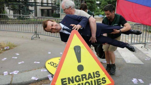 Greenpeace environmental activists installed the 'stolen' statue in front of the Russian Embassy in Paris | AFP Image