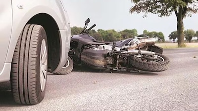 The court held that the car driver, who suddenly braked due to his wife experiencing vomiting during pregnancy, had not given any prior warning or indication. 