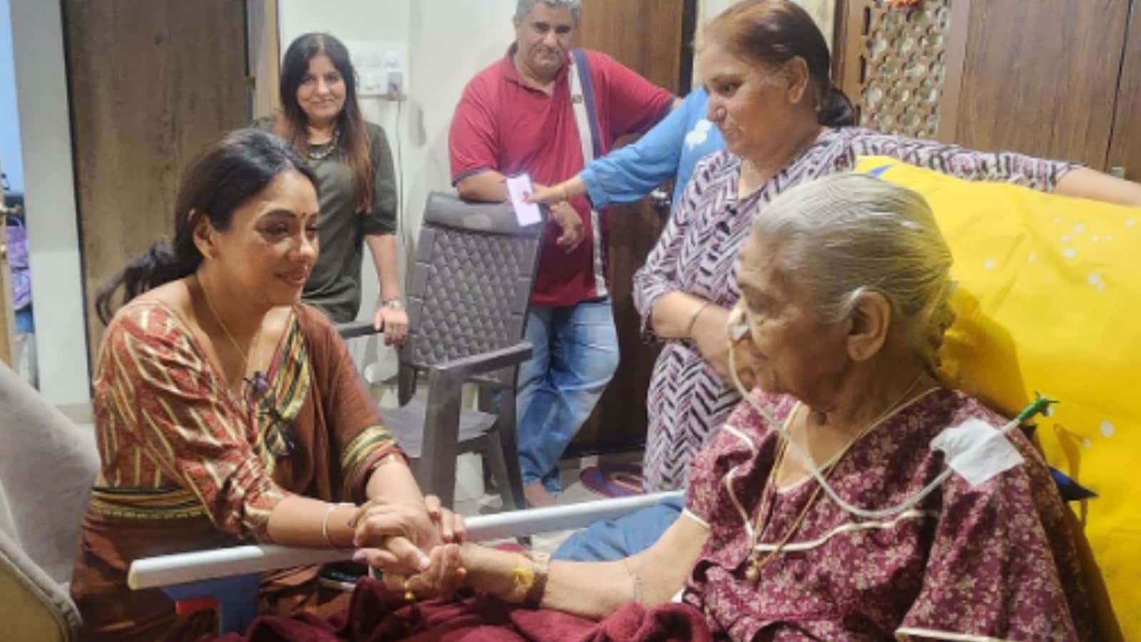 Rupali Ganguly Visits Fan's Grandmother in Kandivali