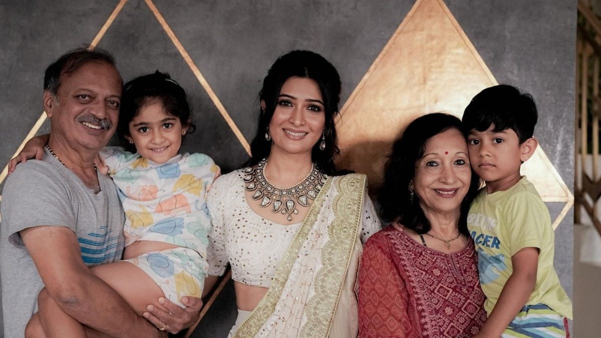 Radhika Pandit Celebrates Parents' Anniversary With Family Photo