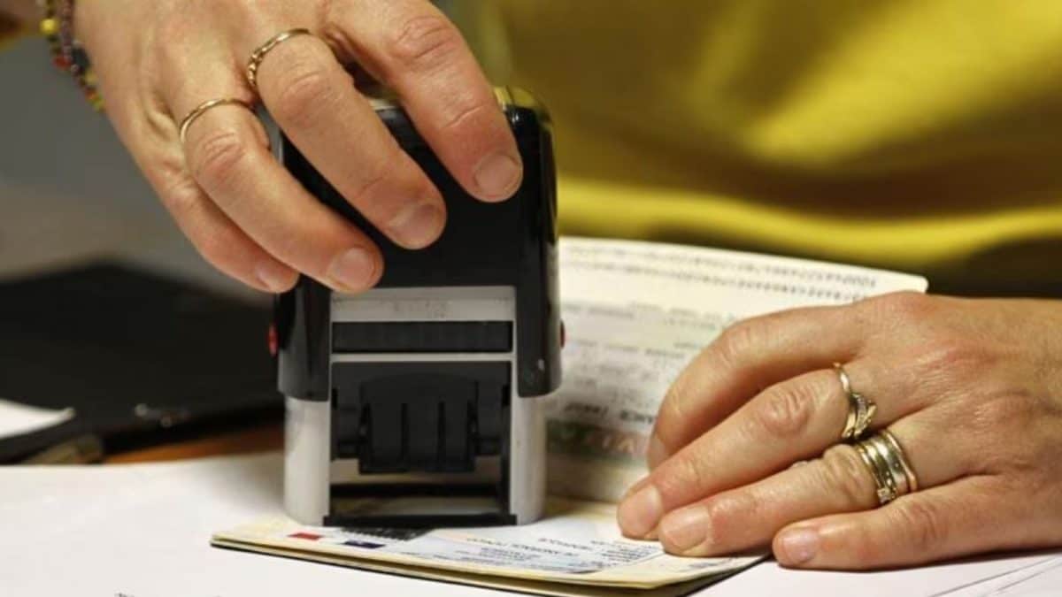 Language Barrier Didn’t Stop This Student From Helping Elderly At US Consulate