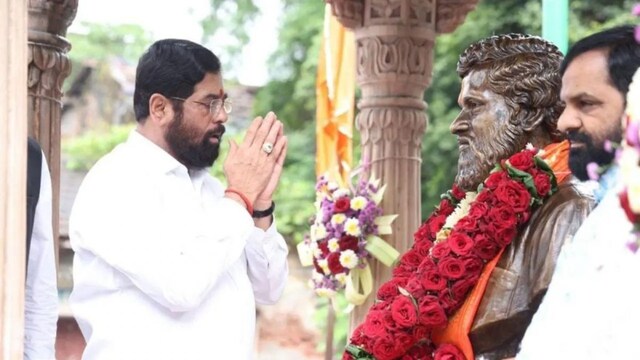Deputy Chief Minister Eknath Shinde bowing before late Anand Dighe's bust in Thane/ Image: X
