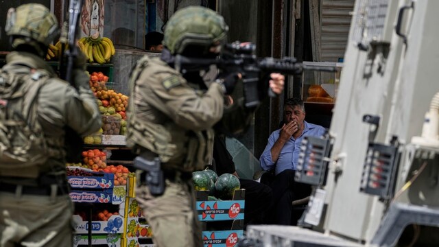Jewish settlers turn on Israeli soldiers in West Bank (AP Image)