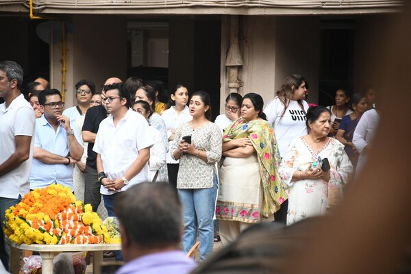 Shefali Jariwala Death Live Updates: Rashami Desai At Actor's House