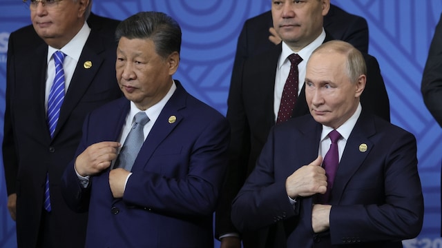 Chinese President Xi Jinping, left, and Russian President Vladimir Putin. (AP file photo)
