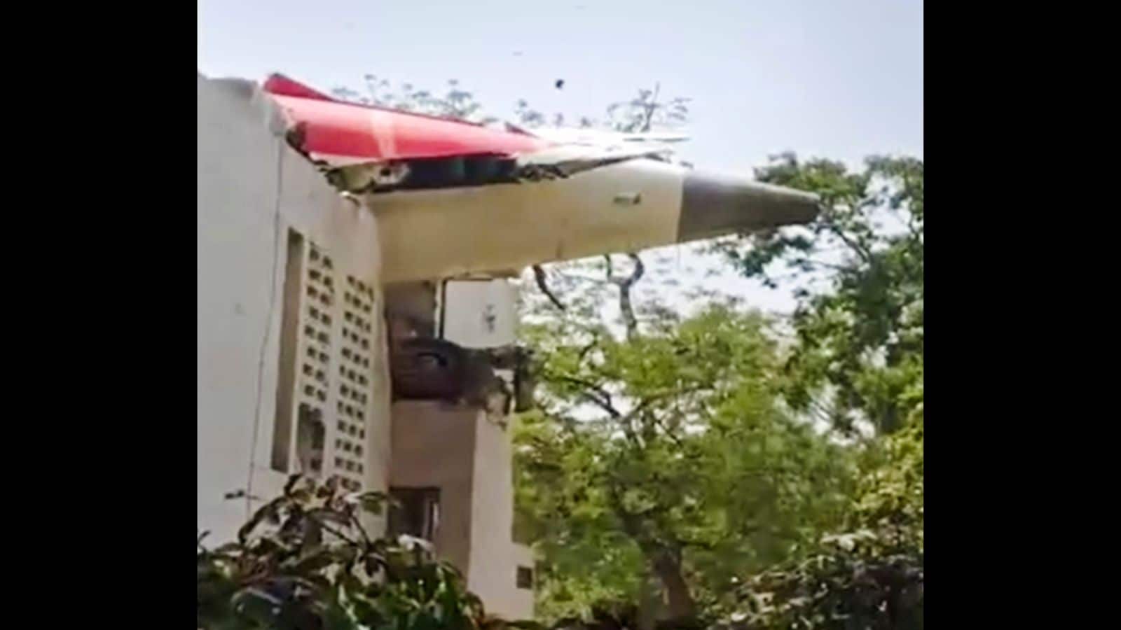 एक एयर इंडिया विमान अहमदाबाद हवाई अड्डे से उड़ान भरने के क्षणों में दुर्घटनाग्रस्त हो गया। (पीटीआई) एक एयर इंडिया विमान अहमदाबाद हवाई अड्डे से उड़ान भरने के क्षणों में दुर्घटनाग्रस्त हो गया। (पीटीआई)