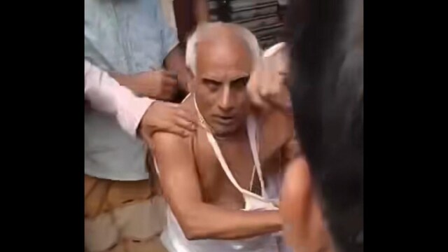 69-year-old Paresh Chandra Shil being attacked by a mob in Bangladesh. (News18)