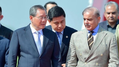  China's Premier Li Qiang (L) speaking with Pakistan's Prime Minister Shehbaz Sharif (Credits: AFP)