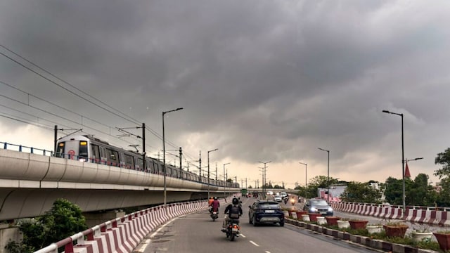 According to the India Meteorological Department (IMD), a thick cloud cover hovered over Delhi-NCR on Wednesday, accompanied by high humidity levels (PTI Photo)
