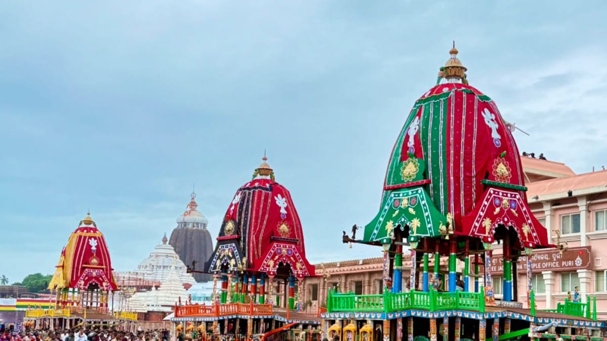 Devotees drawing the chariot of Lord Jagannath
