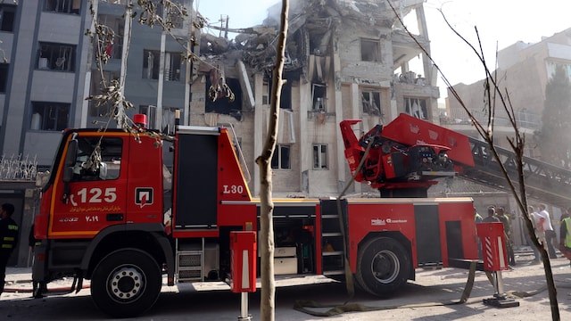 Rescue teams work outside a heavily damaged building, targeted by an Israeli strike in the Iranian capital Tehran on June 13. (AFP photo)