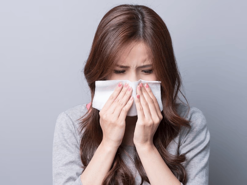 Prevents cold and cough: Dry air can irritate the throat and lead to colds. The added moisture from a bucket of water can help prevent these problems by keeping the airways from drying out. (News18 Hindi)