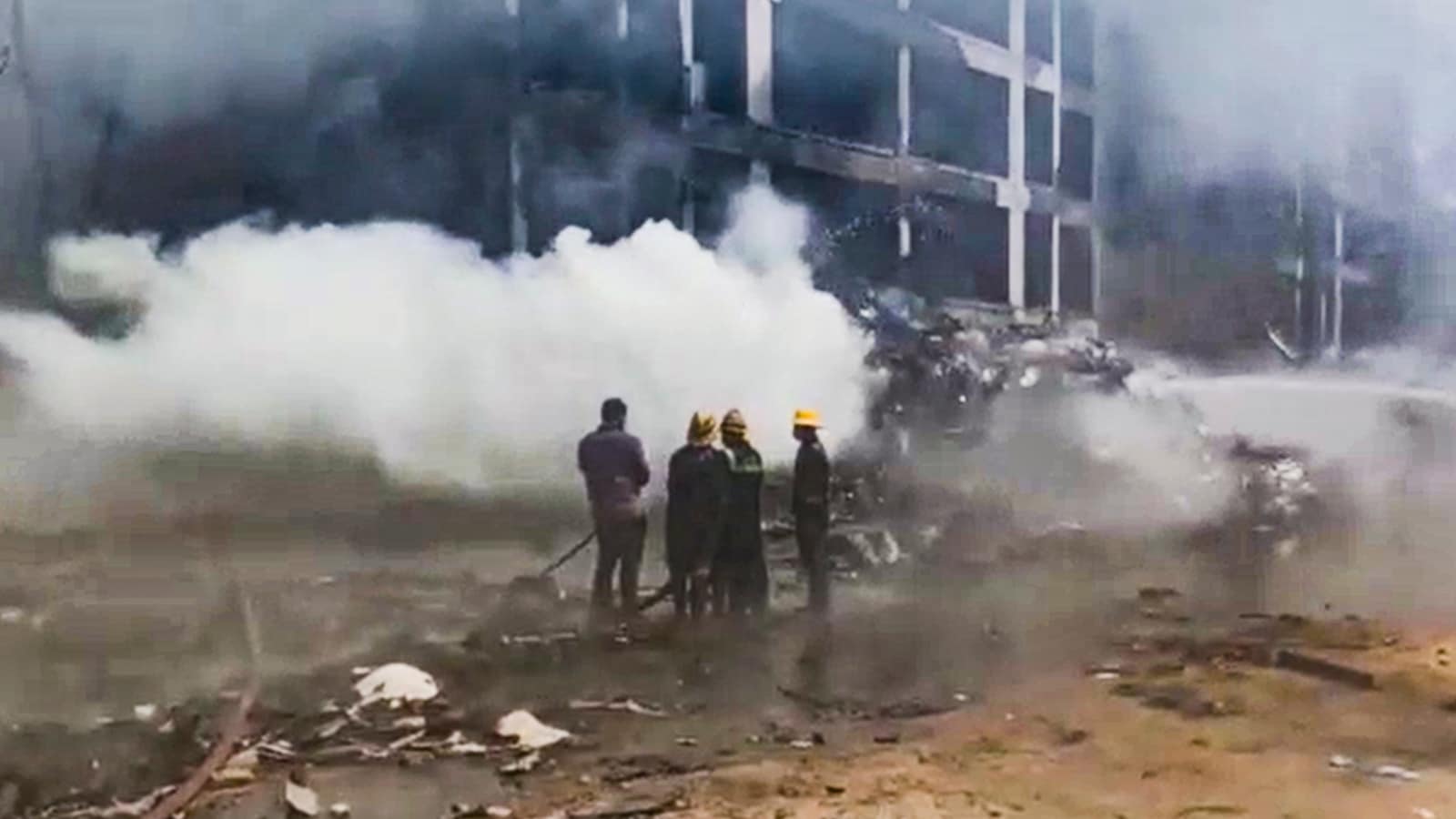 फायर ब्रिगेड, मेडिकल कर्मियों और सुरक्षा बलों सहित आपातकालीन प्रतिक्रिया टीमों ने मिनटों के भीतर घटनास्थल पर पहुंचे। बड़े पैमाने पर बचाव संचालन चल रहा है। (फ़ाइल तस्वीर) फायर ब्रिगेड, मेडिकल कर्मियों और सुरक्षा बलों सहित आपातकालीन प्रतिक्रिया टीमों ने मिनटों के भीतर घटनास्थल पर पहुंचे। बड़े पैमाने पर बचाव संचालन चल रहा है। (फ़ाइल तस्वीर)