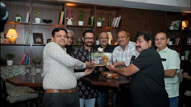 सितारे ज़मीन पर की जीत के बाद प्रदर्शकों ने आमिर खान को 'बॉक्स ऑफिस का बाप'  कहा | यहाँ देखें | बॉलीवुड समाचार - News18