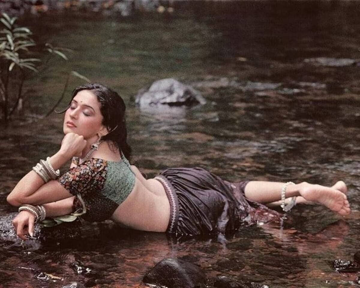 During the shooting of Dayavan, Khanna forcibly kissed actress Madhuri Dixi...