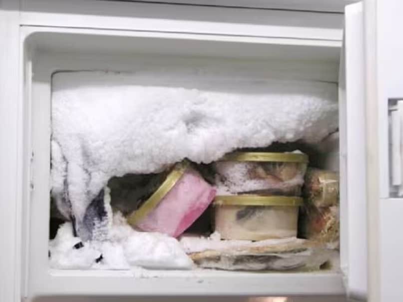 You can also place a table fan in front of the freezer. The airflow helps loosen the ice quickly. Avoid using knives or sharp objects, as they can damage the interior. Use a plastic scraper or wooden spatula instead to remove the ice safely. (News18 Hindi) You can also place a table fan in front of the freezer. The airflow helps loosen the ice quickly. Avoid using knives or sharp objects, as they can damage the interior. Use a plastic scraper or wooden spatula instead to remove the ice safely. (News18 Hindi)