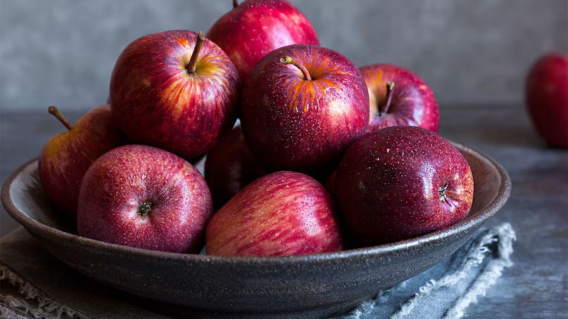To further confirm authenticity, cut the apple in half and closely inspect the inside. Fake apples often show a mismatch between the outer and inner colour. The flesh may appear different or odd. Another trick is to drop a small piece into water. Natural apples, having higher density, will sink. However, fake apples coated with chemicals or wax tend to float, due to their reduced density. This test is a quick and reliable way to identify fakes. (News18 Hindi) To further confirm authenticity, cut the apple in half and closely inspect the inside. Fake apples often show a mismatch between the outer and inner colour. The flesh may appear different or odd. Another trick is to drop a small piece into water. Natural apples, having higher density, will sink. However, fake apples coated with chemicals or wax tend to float, due to their reduced density. This test is a quick and reliable way to identify fakes. (News18 Hindi)