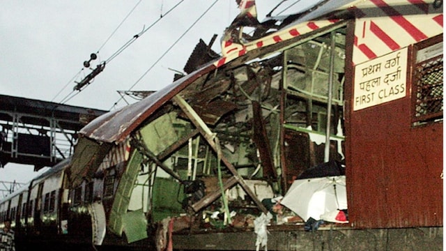 The first bomb went off shortly after 6.20 pm in the Western Railway train from Churchgate to Borivali.  (File)