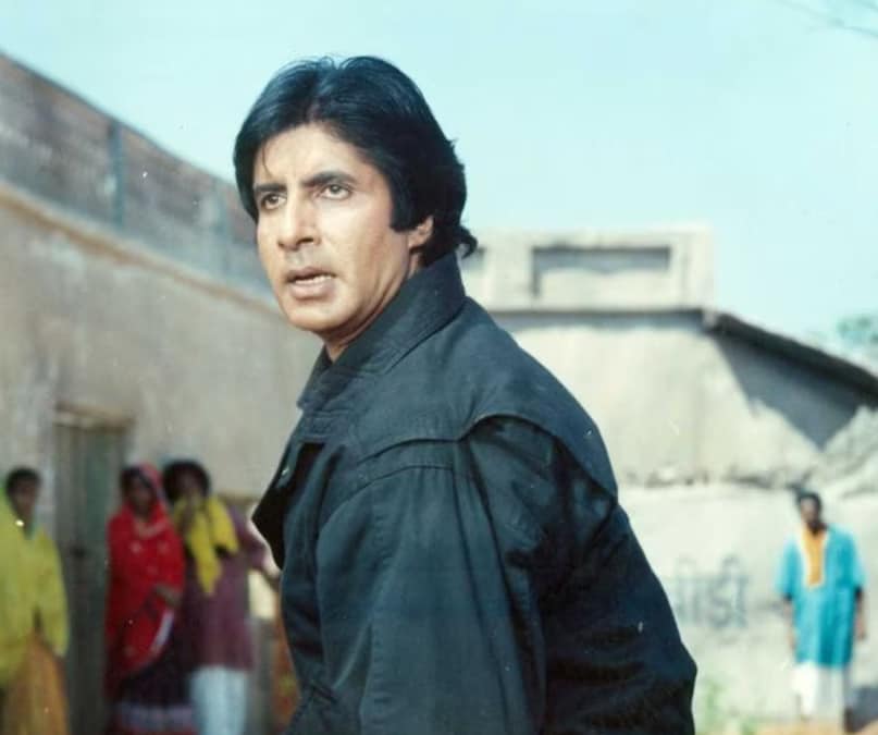 Known for his powerful performances and towering screen presence, Amitabh Bachchan has played a wide range of characters in a career spanning over five decades. One of his memorable films, Aaj Ka Arjun, released in 1990, was produced and directed by KC Bokadia. The film starred Jaya Prada opposite Big B and opened to record-breaking numbers at the box office. Also featuring actors like Suresh Oberoi, Kiran Kumar, and Amrish Puri, the film became a major hit. (News18 Hindi) 