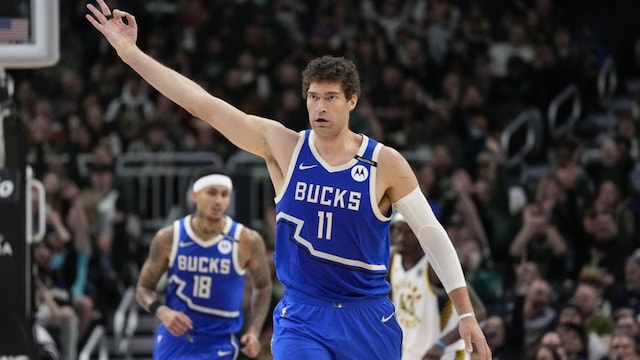Brook Lopez made the switch from the Bucks to the Clippers (X)