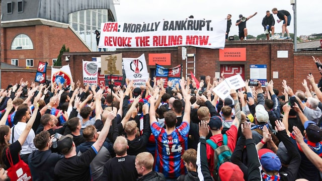 Crystal Palace fans protesting the UEFA decision (X)