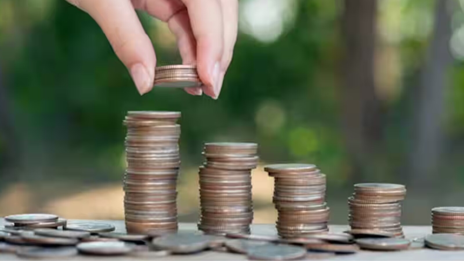 पूँजीगत प्राप्तियाँ: वे निधियाँ जो या तो सरकारी ऋण को कम करती हैं या उसकी परिसंपत्तियों में वृद्धि करती हैं। ये आम तौर पर निवेश के लिए या घाटे को कवर करने के लिए उपयोग किए जाने वाले धन के एकमुश्त स्रोत होते हैं। - ऋण पूंजी प्राप्तियां: बांड, ट्रेजरी बिल, बैंकों, आरबीआई या विदेशी संस्थानों से ऋण के माध्यम से उधार।  - गैर-ऋण पूंजीगत प्राप्तियां: पीएसयू में सरकारी हिस्सेदारी बेचने (विनिवेश), ऋण की वसूली, या भूमि जैसी संपत्ति बेचने से प्राप्त धन।