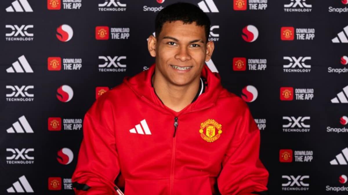 Transfer News: Manchester United Sign Promising 18-Year-Old Defender Diego Leon