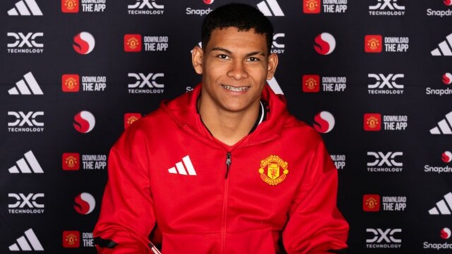 Manchester United announce signing of Diego Leon (X)