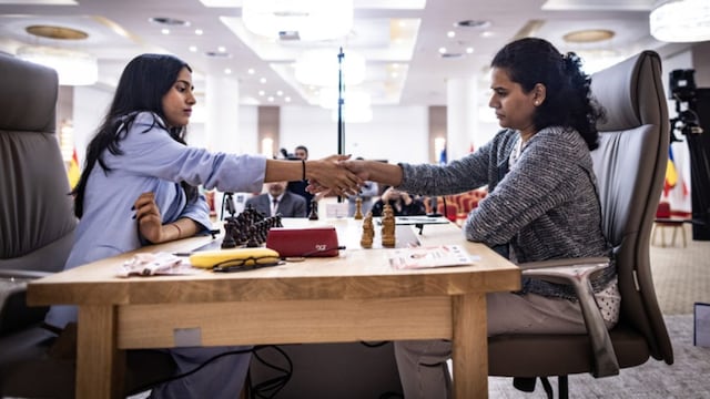 Divya and Humpy will now play it out for the Title at the tiebreaks on Monday (X)
