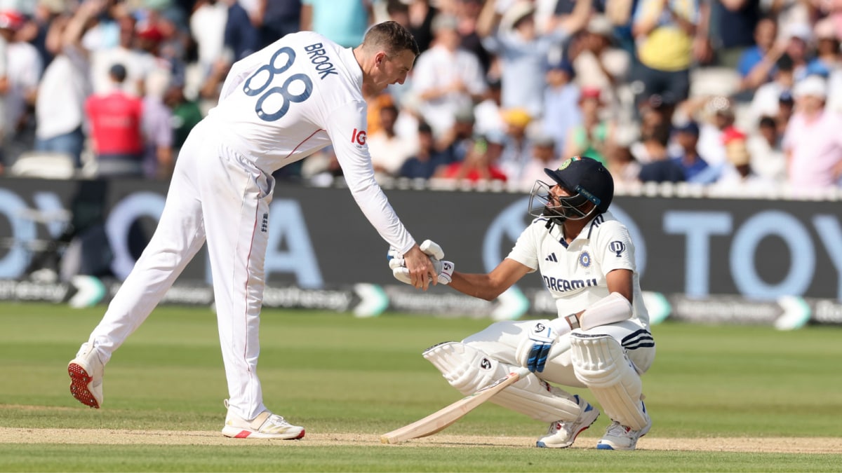 Watch: England Players Console Heartbroken Mohammed Siraj, Win Hearts In India Watch: England Players Console Heartbroken Mohammed Siraj, Win Hearts In India