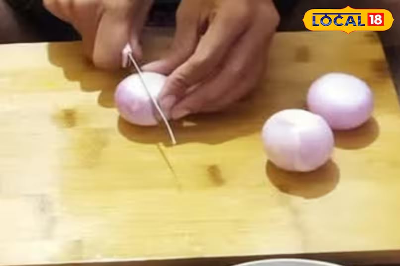Another method is to light an incense stick nearby while chopping, which can help neutralise the strong smell. (News18 Hindi) Another method is to light an incense stick nearby while chopping, which can help neutralise the strong smell. (News18 Hindi)