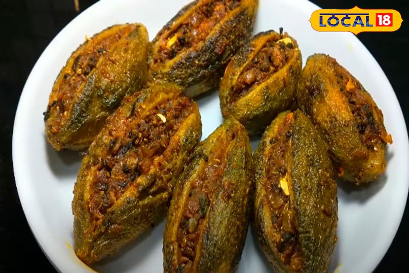 Now fill each boiled bitter gourd with the prepared masala. In a clean pan, heat some oil and carefully place the stuffed bitter gourds in it. Let them fry on a low flame until golden brown. Once cooked, serve hot and enjoy the delicious, healthy kalonji with your meal. (News18 Hindi) 