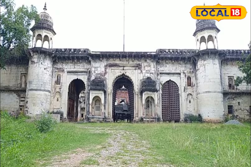 Mohan was more than a pet; he was treated like royalty. According to historians, Mohan was cared for with the same respect and attention as a prince of the Baghel dynasty. The palace staff even referred to him as ‘Mohan Singh’. Interestingly, Mohan was known for his unusual habit of fasting on Sundays. No matter how much the King tried to persuade him, the tiger would only consume milk on those days. (News18 Hindi) Mohan was more than a pet; he was treated like royalty. According to historians, Mohan was cared for with the same respect and attention as a prince of the Baghel dynasty. The palace staff even referred to him as ‘Mohan Singh’. Interestingly, Mohan was known for his unusual habit of fasting on Sundays. No matter how much the King tried to persuade him, the tiger would only consume milk on those days. (News18 Hindi)