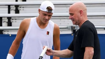 Holger Rune with Andre Agassi in training (X)