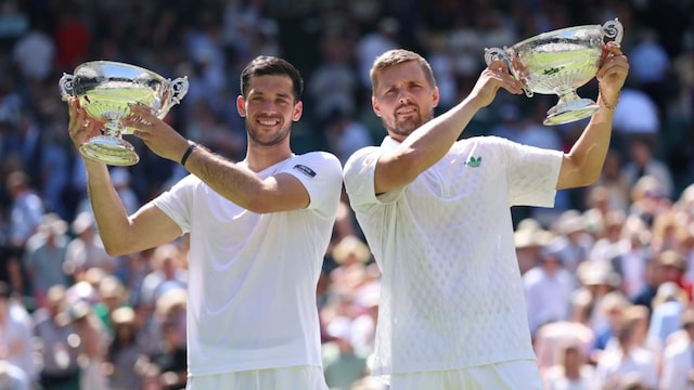 Julian Cash and Lloyd Glasspool with the Wimbledon men's doubles title (X)