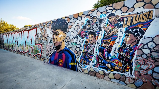 Lamine Yamal's mural, commemorating him receving the No.10 jersey (X)